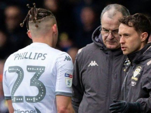 Bielsa y el jugador al que le hizo el regalo.