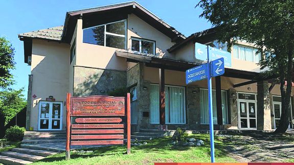 El juicio contra un hombre acusado de abuso fue realizado en la oficina judicial de Villa La Angostura.