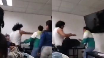 Un estudiante le dio una brutal golpiza a su profesor universitario en medio del aula en México. Un estudiante le dio una brutal golpiza a su profesor universitario en medio del aula en México.
