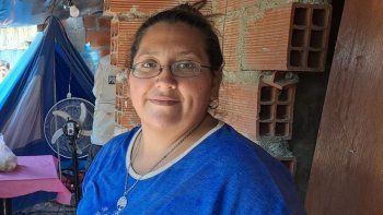 No puede pagar el alquiler y vive en una carpa con sus dos hijos