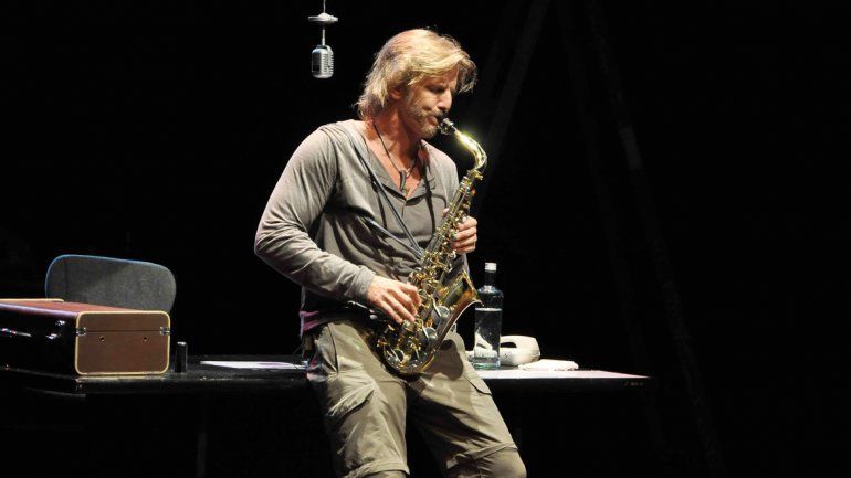 En su nueva obra toca el saxo