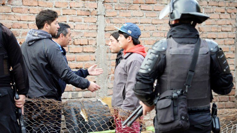 Unas 50 personas con mazas