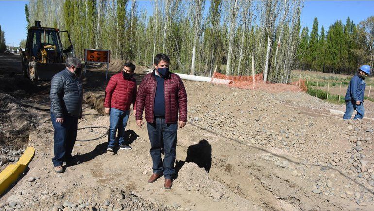 Gaido supervisó las obras de cloacas y asfalto sobre calle Lanín