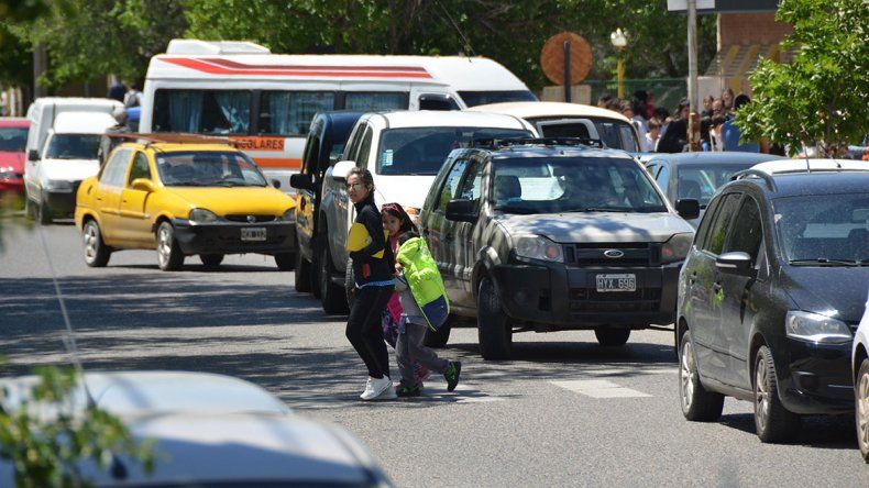 El trastorno de estacionar en Neuquén y una propuesta que podría reconfigurar el mapa
