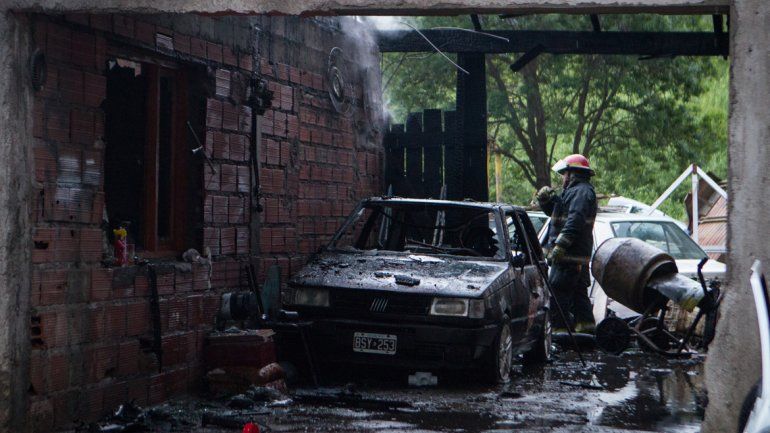Se quemaron dos autos en un taller mecánico en el barrio Chacra 4.