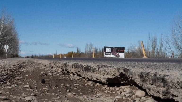 Volcaron cuando venían al casino y se les incendió el auto