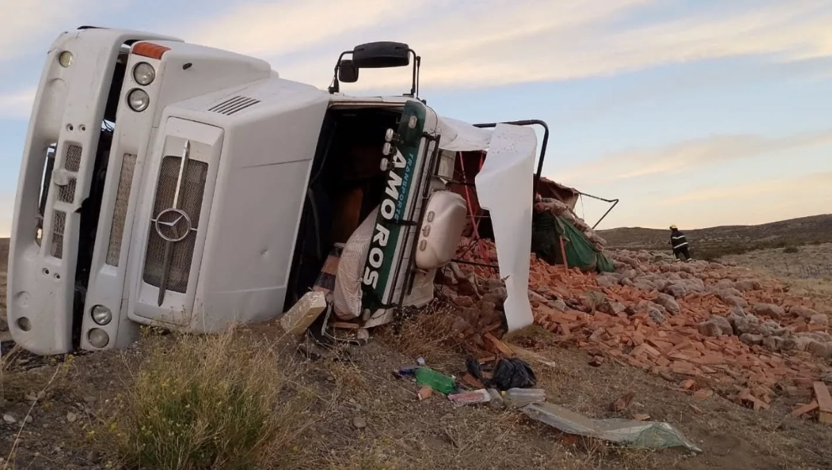 Vuelco de un camión en ruta 237: dos personas fueron rescatadas