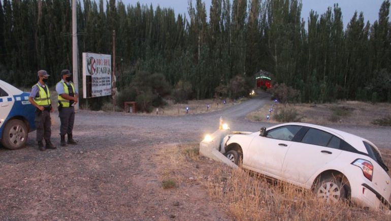 Perdió el control del auto y cayó a una zanja