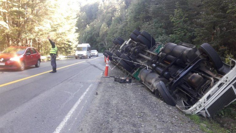 Camionero perdió el control y terminó volcando en la Ruta 40