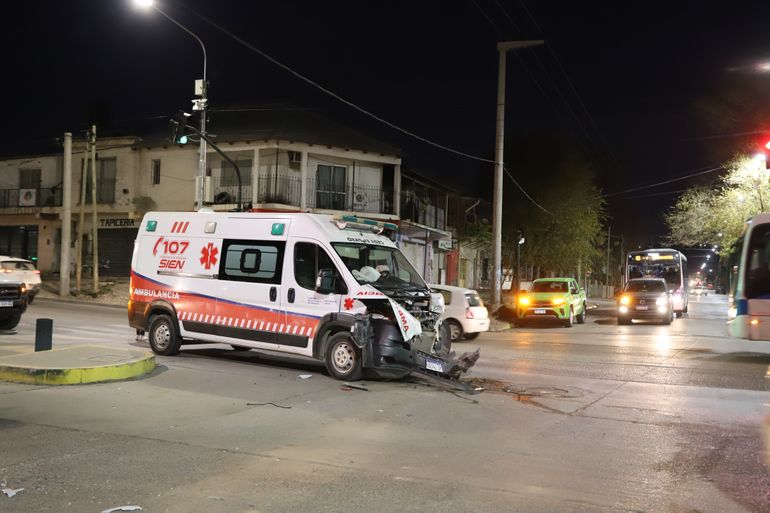 Fuerte choque en el Metrobús: una ambulancia quedó destrozada tras impactar contra un colectivo
