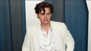 Video de Cole Sprouse ejercitándose alborota a sus fans