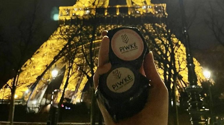 Los alfajores rionegrinos al pie de la emblemática torre Eiffel