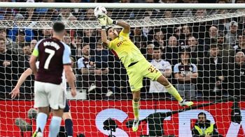 impresionante: la extraordinaria atajada del dibu martinez que le dio un triunfazo al aston villa impresionante: la extraordinaria atajada del dibu martinez que le dio un triunfazo al aston villa