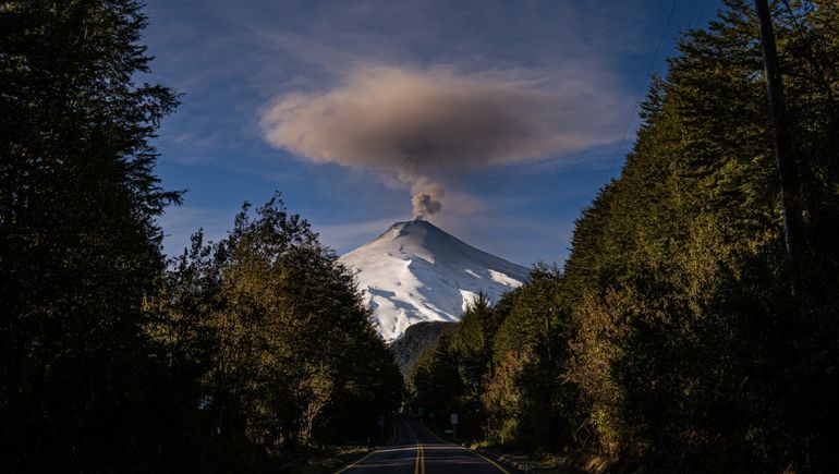 Volcán Villarrica: la columna de gases alcanza los 500 metros