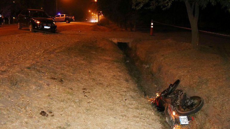 Un motociclista herido tras chocar contra un auto en un cruce de la Ruta 40