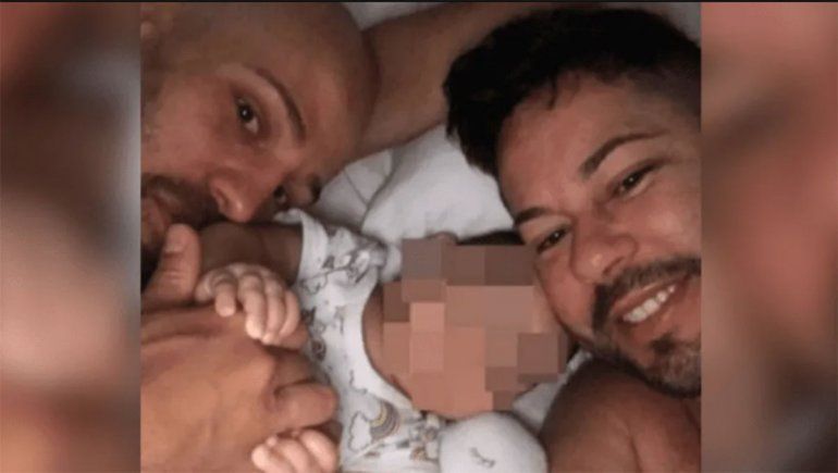 La Justicia obligó a pareja gay a devolver a su bebé adoptado