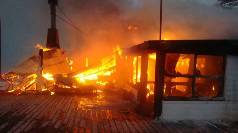 Un impresionante incendio consumió una confitería en La Hoya