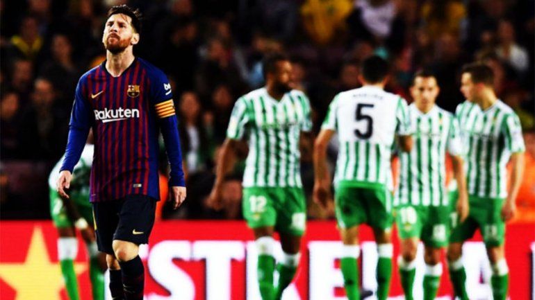 Messi hizo un doblete, pero no le alcanzó a un Barcelona que cayó ante el Betis en el Camp Nou