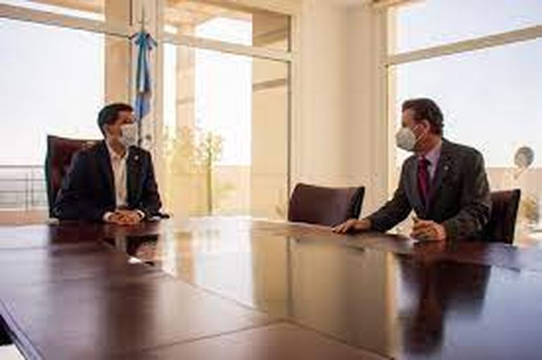 El cónsul de Chile, Beals Pott, durante un encuentro con el vicegobernador, Marcos Koopmann.