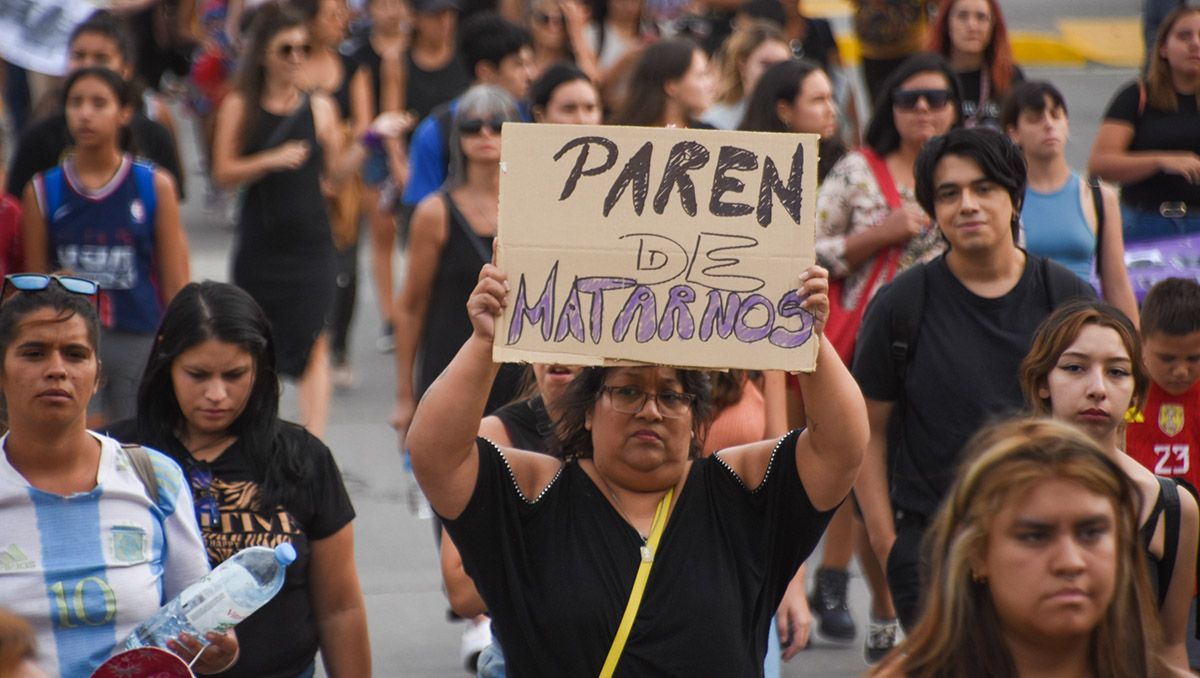 Atacó a piñas y patadas a su pareja hasta que llegó la Policía