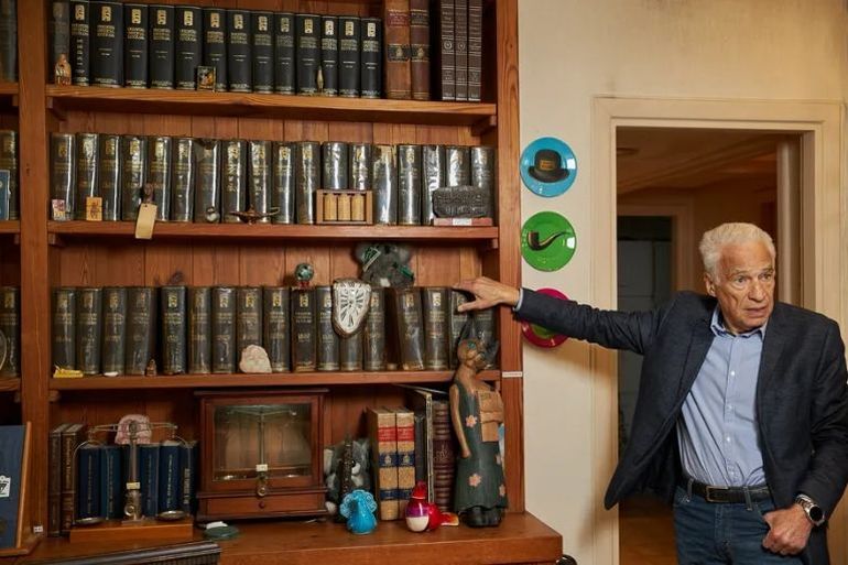 Alberto cuenta con una prolífica biblioteca.