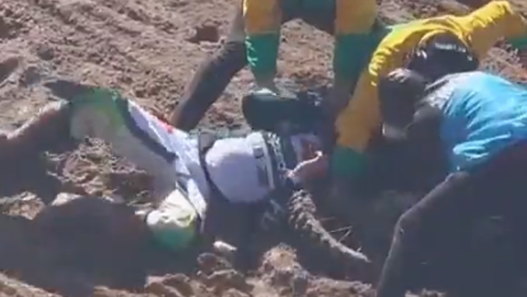 Corría en moto y terminó con la cabeza atrapada en la rueda