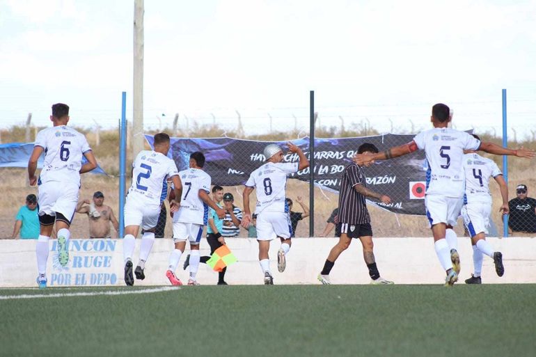 Deportivo Rincón festejó en el inicio de su segunda temporada en el Federal A. Fotos: gentileza prensa Rincón 