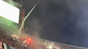 ¡criminal!: el video de la barra de river lanzando bengalas a la otra tribuna ¡criminal!: el video de la barra de river lanzando bengalas a la otra tribuna