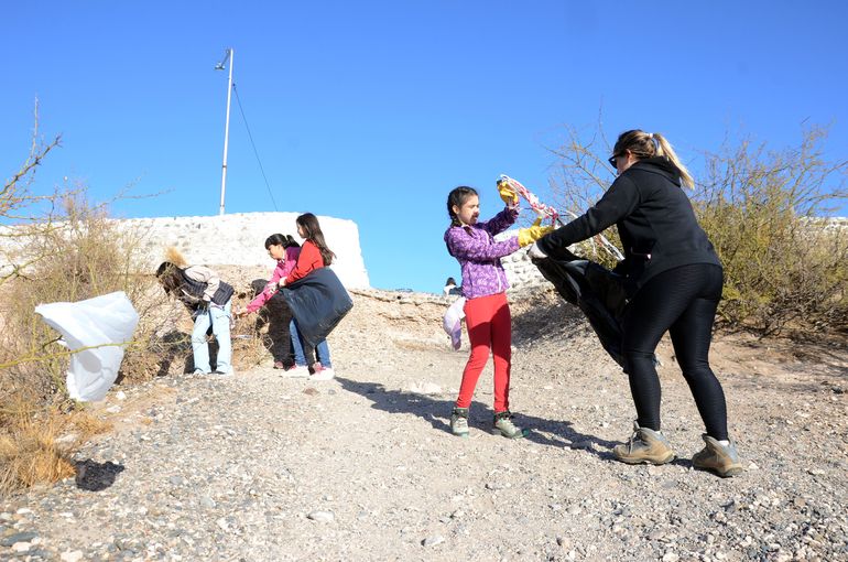 En el Día Mundial de la Tierra limpiaron el balcón del Valle en Neuquén