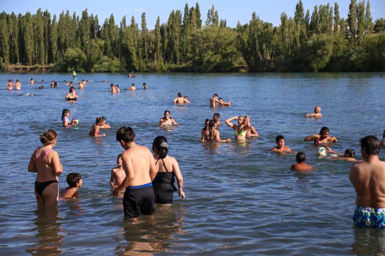 muchos eligen la zona del río, lagos o canales. Muchos de ellos, no están habilitados como zona balnearia. muchos eligen la zona del río, lagos o canales. Muchos de ellos, no están habilitados como zona balnearia.