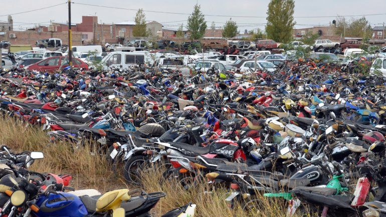En la Legislatura preocupa la chatarra acumulada en los depósitos.