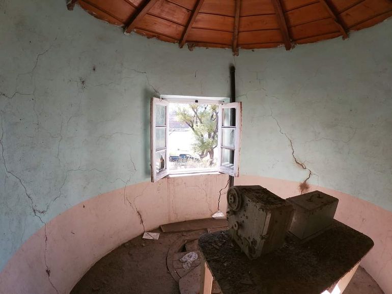 El viejo artefacto marca Stevens, utilizado para medir el caudal del Neuquén, aguarda paciente una puesta en valor como parte del patrimonio histórico de Neuquén.