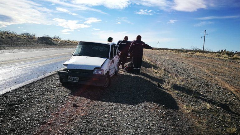 Intentó hacer un sobrepaso y casi choca de frente con otro vehículo