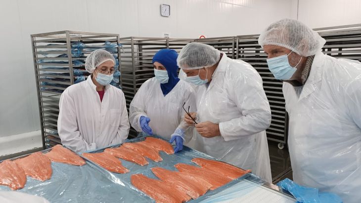 Funcionarios del SENASA recorrieron las instalaciones de la planta procesadora de truchas de la firma “Idris Patagonia S.A”. Funcionarios del SENASA recorrieron las instalaciones de la planta procesadora de truchas de la firma “Idris Patagonia S.A”.