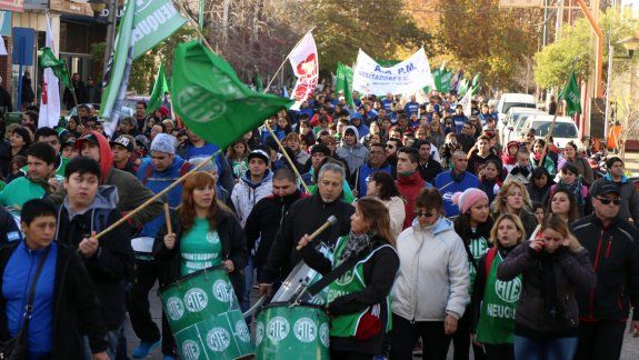 Estatales neuquinos se movilizaron por el centro contra los tarifazos