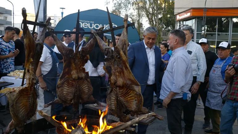 El gobernador Rolando Figueroa, durante la presentación de la Fiesta del Chivito, en Neuquén.