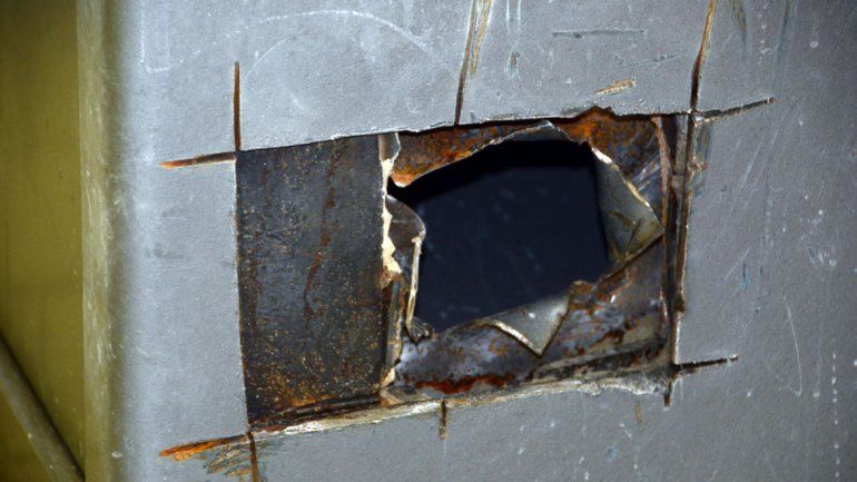 El ladrón rompió las rejas de una ventana y fue directo a la caja fuerte