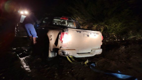 Difícil rescate de cuatro turistas varados en una ruta provincial detonada