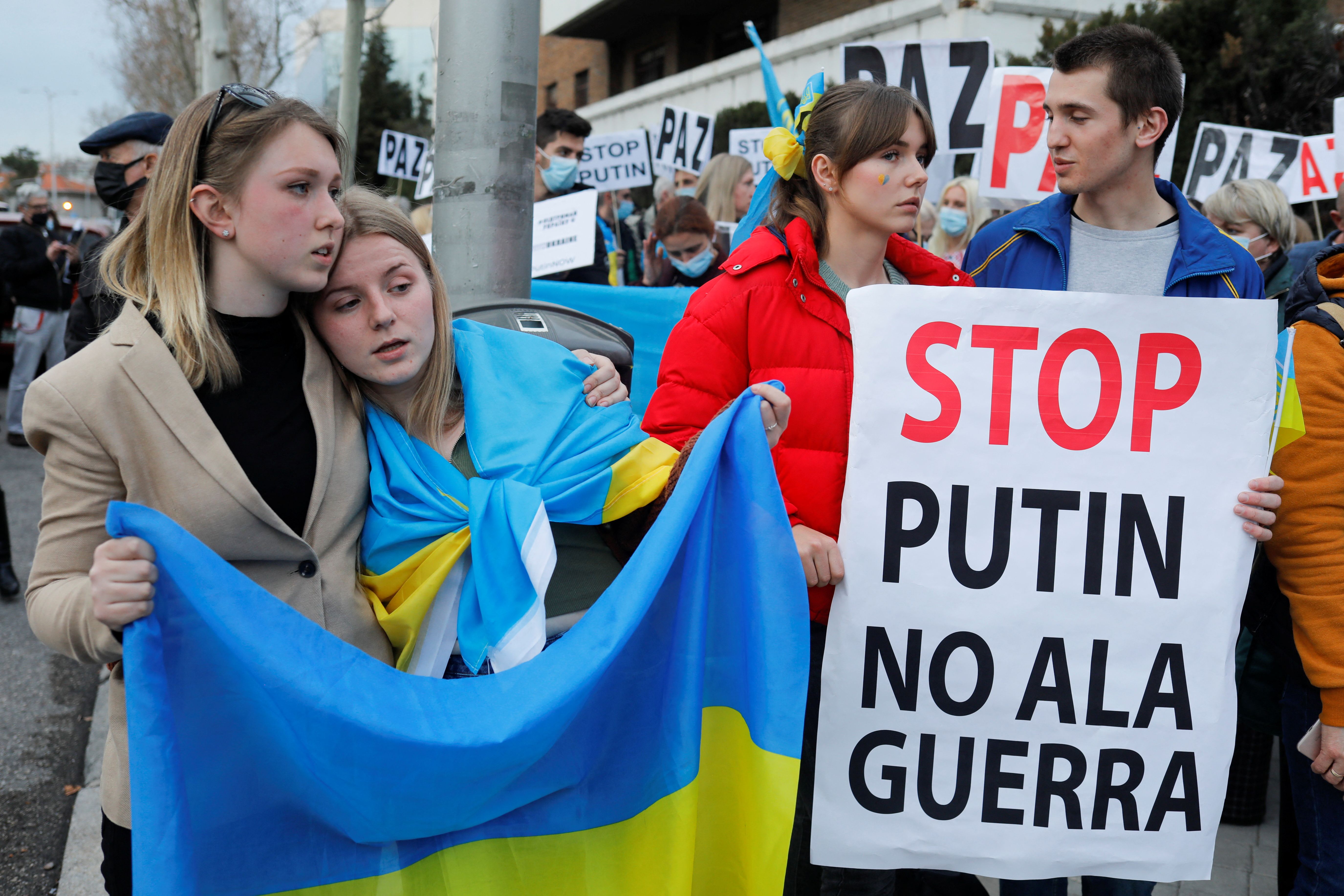 Ucranianos durante una protesta frente a la embajada rusa, después de que el presidente ruso Vladimir Putin autorizara una operación militar contra Ucrania, en Madrid, España, el 24 de febrero de 2022
