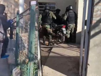 La policía rionegrina allanó dos domicilios de las 1200 Viviendas y otro del barrio Mercantil. Secuestraron drogas, dinero y demoraron a seis mujeres. 