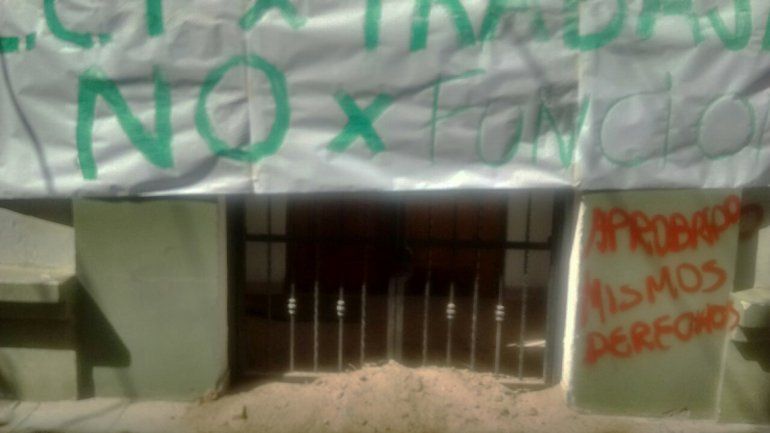 ATE reclamó aumento salarial y arrojó tierra en Casa de Gobierno