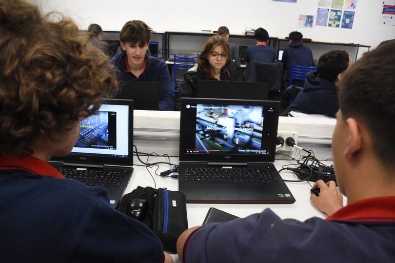 “La inteligencia artificial es usada como un soporte y no como columna vertebral del aprendizaje de los estudiantes. La aceptamos y la incorporamos de manera genuina”, explicó la ingeniera Victoria Sánchez Carrizo, directora del ITC. Foto: Sebastián Fariña Petersen. “La inteligencia artificial es usada como un soporte y no como columna vertebral del aprendizaje de los estudiantes. La aceptamos y la incorporamos de manera genuina”, explicó la ingeniera Victoria Sánchez Carrizo, directora del ITC. Foto: Sebastián Fariña Petersen.