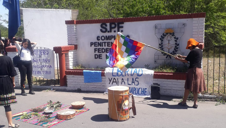 Trasladan de nuevo a Bariloche a las mapuches detenidas en Villa Mascardi