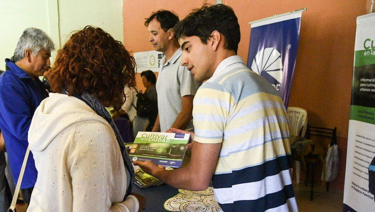 Zapala: presentan una guía para que la gente cultive