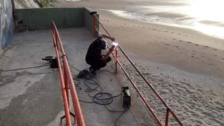 Turista se cansó y arregló un par de barandas rotas