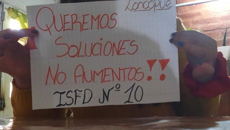 Los estudiantes del ISFD N° 10 reclaman poder tener sus clases por internet.