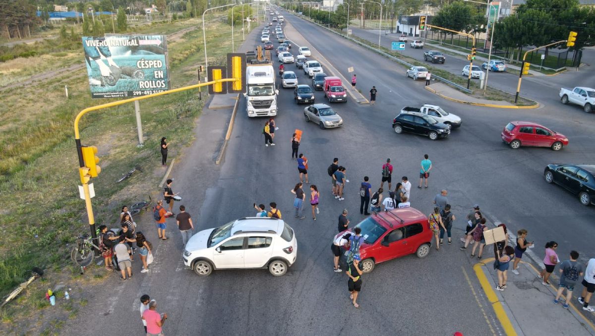 Estudiantes de la EPET 9 se manifiestan para que no los cambien de turnos