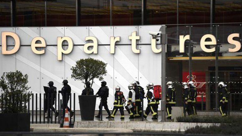 Tensión en París: un hombre fue baleado tras robarle un arma a un militar