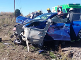 Dos autos quedaron destrozados tras el choque. Foto: gentileza Bomberos de Roca.