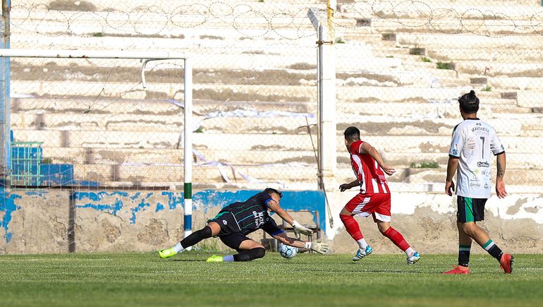 Hernán Azagüate definió contra un palo y le dio la victoria a Independiente. 